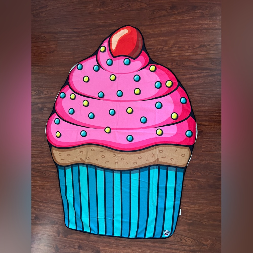 Big mouth Beach towel / blanket cupcake